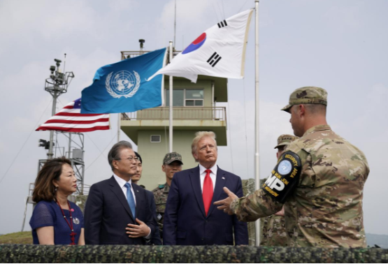 Khoảng 15h chiều 30/6 (giờ địa phương), Tổng thống Trump đã có mặt tại khu DMZ chuẩn bị cho cuộc gặp với nhà lãnh đạo Triều Tiên Kim Jong-un. Lời mời gặp ông Kim được ông Trump đưa ra thông qua một dòng trạng thái trên mạng xã hội Twitter cá nhân hôm 29/6. Ảnh: Reuters.