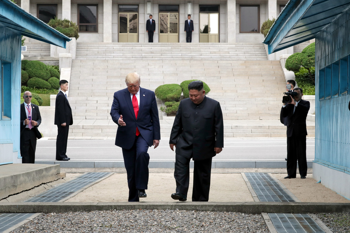 Đáp lại, Chủ tịch Triều Tiên Kim Jong-un cho biết "rất vui được gặp Tổng thống Donald Trump tại đây và không ngờ cuộc gặp mặt diễn ra ở nơi đặc biệt này". Chủ tịch Kim Jong-un cũng cho hay ông và Tổng thống Mỹ Donald Trump có mối quan hệ tuyệt vời. "Nếu không có mối quan hệ tốt đẹp đó, chúng tôi sẽ không thể biến cuộc gặp gỡ bất ngờ này thành hiện thực", ông Kim nói. Ảnh: Getty.
