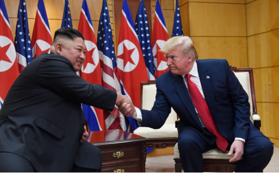 Sau cuộc hội đàm kéo dài khoảng 40 phút ở khu DMZ, Tổng thống Trump và Chủ tịch Triều Tiên Kim Jong-un đã nhất trí khôi phục đàm phán về phi hạt nhân hóa. Tuy nhiên, ông Trump khẳng định sẽ không vội vàng đi đến một thỏa thuận. Ảnh: AP.
