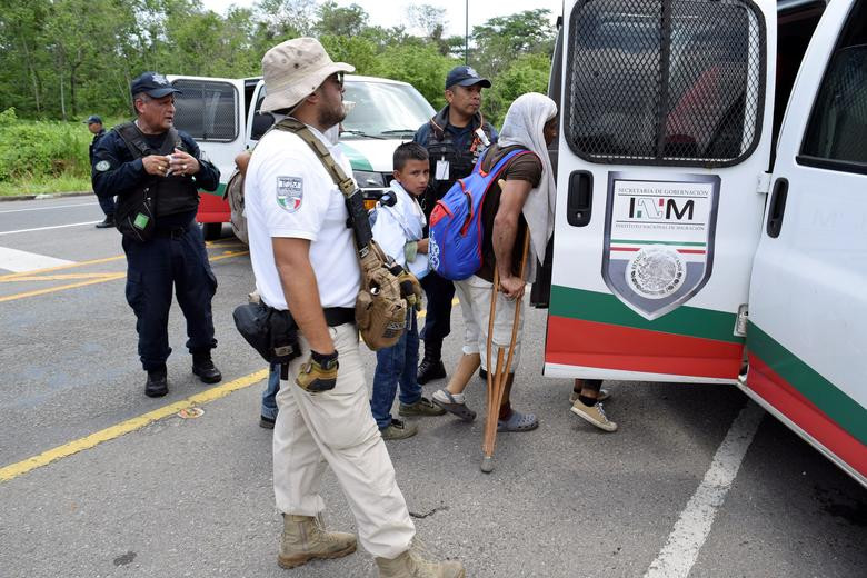 Họ được đưa lên một chiếc xe của Viện di trú quốc gia Mexico sau khi bị bắt giữ tại Metapa de Dominguez.