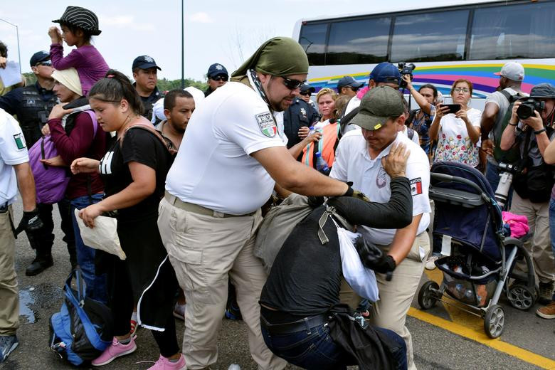 Lực lượng an ninh Mexico bắt giữ một người nhập cư trái phép khi họ đang trên hành trình tới khu vực biên giới với Mỹ.