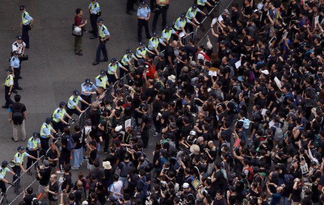 Ngày 16/6/2019, gần 2 triệu người mặc áo đen tiếp tục tham gia vào cuộc biểu tình nhằm yêu cầu Trưởng đặc khu Hong Kong Lâm Trịnh Nguyệt Nga phải công khai xin lỗi và từ chức. Trước sức ép từ phía người biểu tình, tối cùng ngày, bà Carrie Lam đã gửi lời xin lỗi tới toàn thể người dân Hong Kong. Ảnh: Reuters.