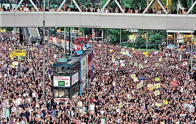 "Quyền lực cho người dân" - đám đông người biểu tình hô vang trên đường phố Hong Kong. Cuộc tuần hành thu hút đông đảo thành phần tham gia, bao gồm giáo viên, luật sư, chủ ngân hàng và các lãnh đạo doanh nghiệp,...Ảnh: AD.