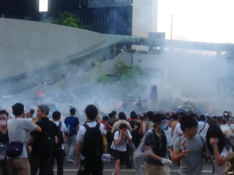 Phong trào biểu tình ở Hong Kong bắt đầu hôm 22/9/2014, với đợt bãi khóa dài một tuần của hàng nghìn sinh viên ở đặc khu hành chính này. Họ yêu cầu chính phủ trung ương phải có sự thay đổi trong quá trình bầu cử. Ngày 27/9, hàng chục sinh viên tìm cách đột nhập vào trụ sở chính quyền, buộc cảnh sát chống bạo động Hong Kong phải dùng hơi cay để giải tán. Ảnh: Wikipedia.