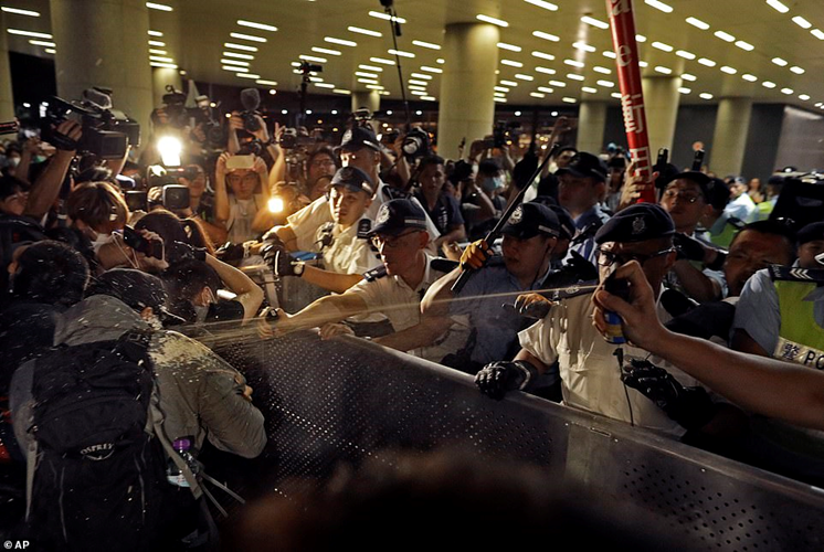 Cuộc biểu tình có sự tham gia của nhiều thành phần, bao gồm các doanh nhân, luật sư, sinh viên và các nhà hoạt động,...Đụng độ đã xảy ra giữa người biểu tình và lực lượng cảnh sát Hong Kong khiến 1 người thiệt mạng và hàng chục người khác bị thương. Ảnh: AP.