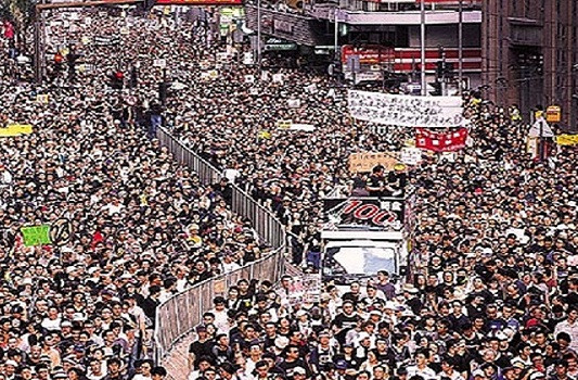 Trước đó, theo CNN, vào tháng 7/2003, ước tính 500.000 người mặc áo đen ở Hong Kong đã xuống đường tuần hành nhằm phản đối một dự luật an ninh gây tranh cãi được gọi là Điều 23. Đây là cuộc biểu tình ôn hòa lớn nhất tại Hong Kong kể từ năm 1997. Ảnh: AD.