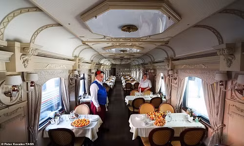 Theo Daily Mail, Nga đã khai trương chuyến tàu hỏa chở khách đầu tiên tới Bắc Cực thuộc phần lãnh thổ của nước này hôm 5/6. Chuyến tàu mang tên Zarengold đã khởi hành từ ga Saint Petersburg với 91 hành khách trên tàu. (Nguồn ảnh: Daily Mail)