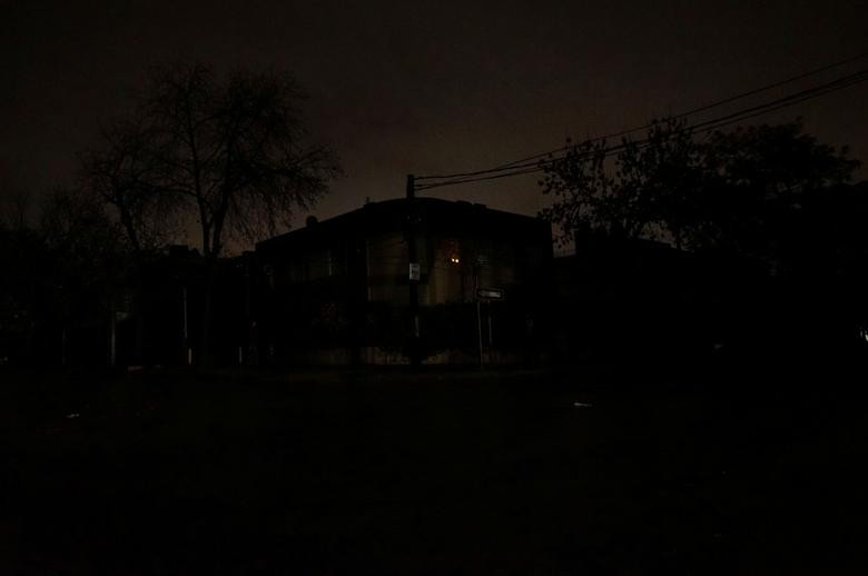 Khu dân cư ở Montevideo chìm trong bóng tối. Ảnh: Reuters.
