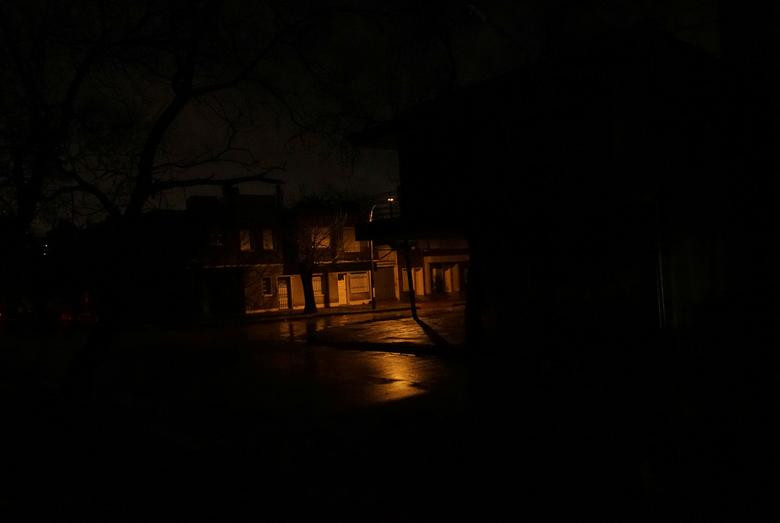 Sự cố xảy ra tại mạng lưới chuyền tải điện ở Argentina đã khiến hệ thống điện tại Uruguay ngừng hoạt động. Ảnh: Reuters.