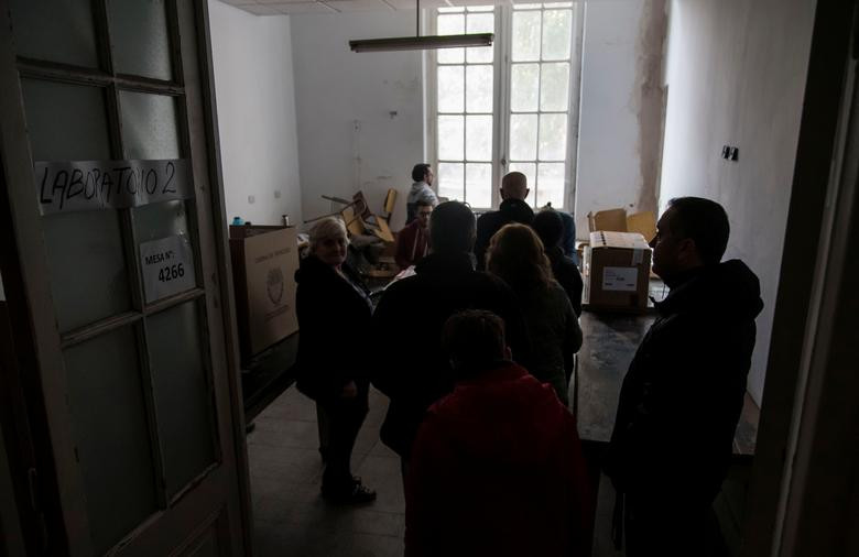 Người dân xếp hàng đi bỏ phiếu tại Rosario, Santa Fe, Argentina, trong một đợt mất điện diện rộng ngày 16/6. Ảnh: Reuters.