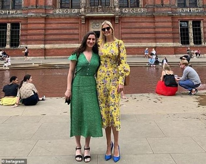 Được biết, ái nữ nhà Tổng thống Trump tới Anh từ hôm 2/6, trước cha cô một ngày. Xuất hiện tại Bảo tàng V&amp;A ở Kensington, thủ đô London, trong ngày đầu tiên của chuyến thăm Anh lần này, Ivanka nổi bật với chiếc đầm hoa màu vàng của Les Reveries kết hợp đôi giày cao gót xanh. Theo Express, chiếc váy này có giá khoảng 590 bảng Anh. Ảnh: Instagram.