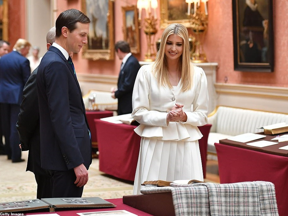 Ivanka vui vẻ xem các hiện vật lịch sử và tác phẩm nghệ thuật trong bộ sưu tập Hoàng gia Anh. Ảnh: Getty.