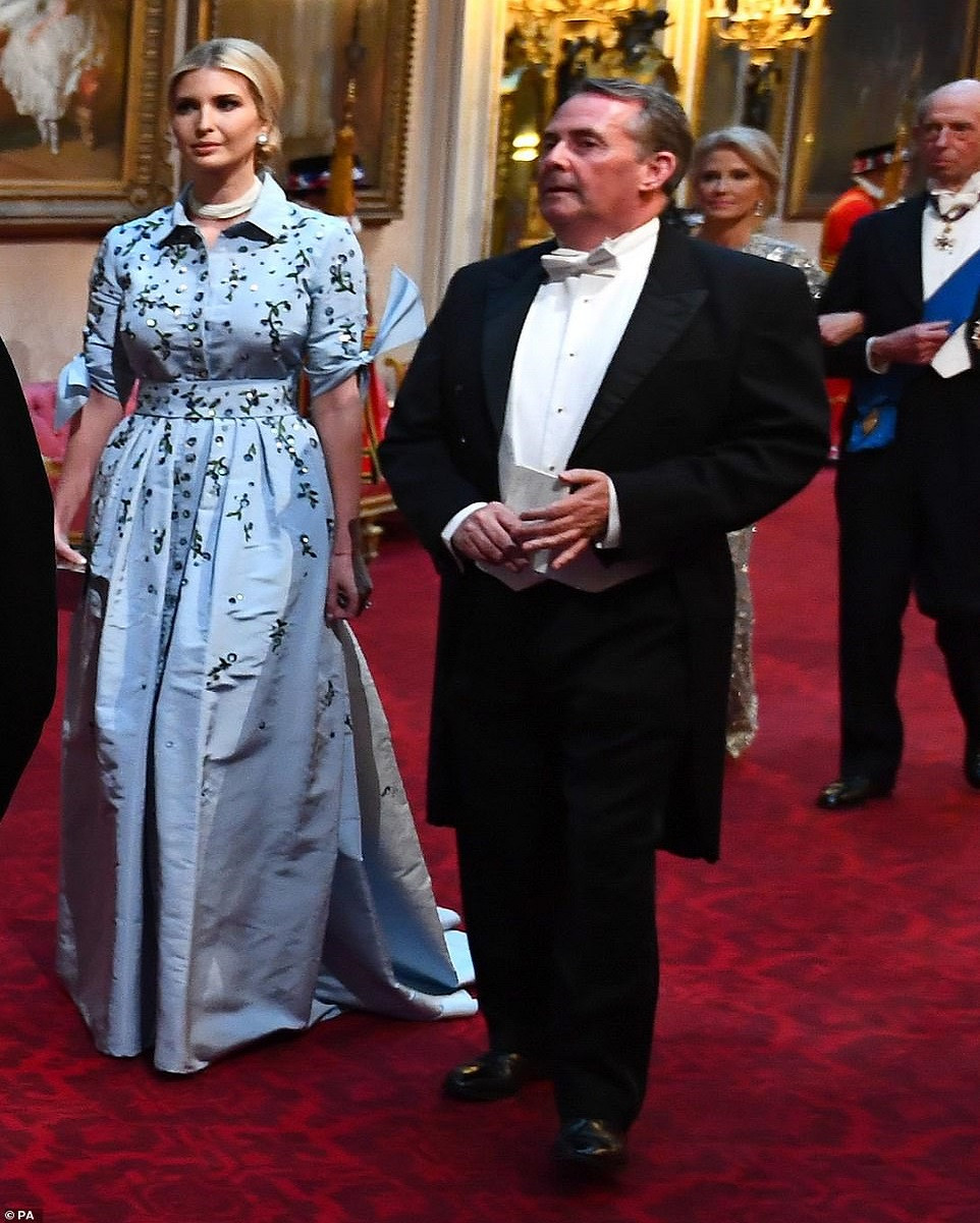 Tối 3/6, trong buổi tiệc chiêu đãi tại cung điện hoàng gia, cô Ivanka diện chiếc váy Carolina Herrera màu xanh sang trọng có giá hơn 9.200 bảng Anh. Ảnh: PA.