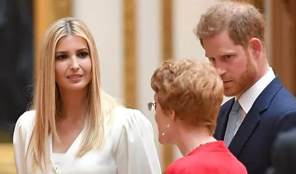 Tiểu thư Ivanka cũng đã gặp gỡ và trò chuyện với Hoàng tử Anh Harry trong chuyến thăm Anh này. Cô diện trang phục màu trắng của nhà thiết kế Alessandra Rich. Ảnh: Getty.