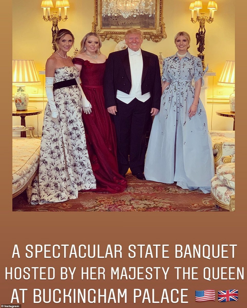 Tổng thống Trump cười tươi khi chụp ảnh cùng hai con gái và con dâu. Tấm hình do Đệ nhất tiểu thư Ivanka chia sẻ trên Instagram. Cô nói rằng buổi quốc yến do Nữ hoàng chủ trì tại Cung điện Buckingham rất đáng kinh ngạc. Ảnh: Instagram.