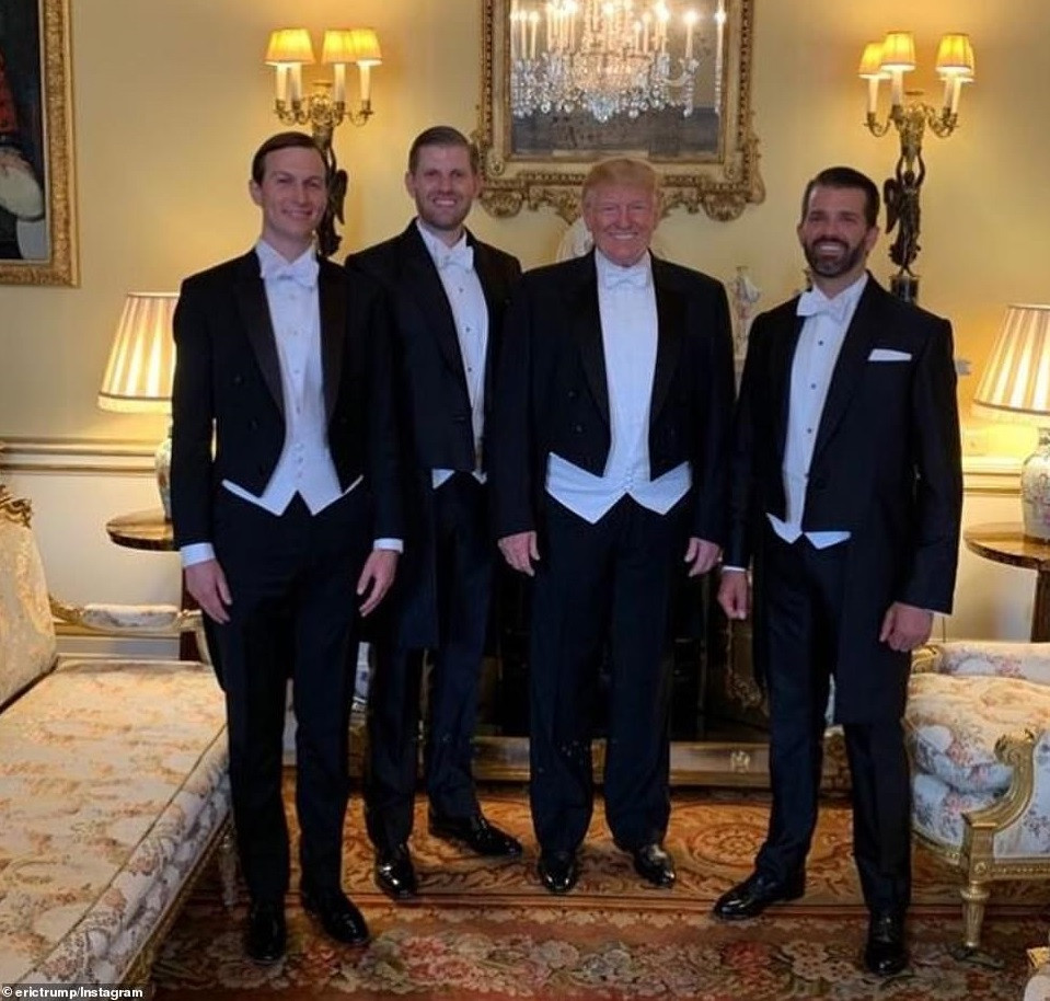 Eric đăng ảnh chụp cùng cha, Tổng thống Trump, anh trai Don Jr. và anh rể Jared Kushner tại bữa tiệc lên Instagram cá nhân. Ảnh: Instagram.