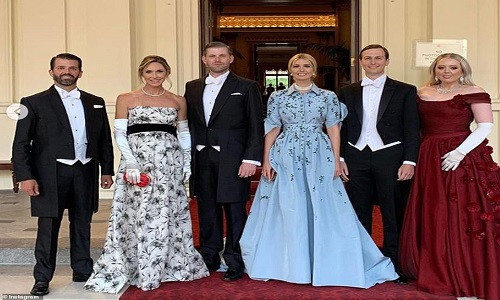 Dàn trai xinh gái đẹp nhà ông Trump không quên chụp hình lưu niệm tại Cung điện Buckingham và chia sẻ lên Instagram cá nhân của họ. Ngay lập tức, những bức ảnh này gây sốt mạng xã hội. Từ trái sang: Donald Trump Jr., Lara, Eric Trump, Ivanka, Jared Kushner và Tiffany Trump. Ảnh: Instagram.