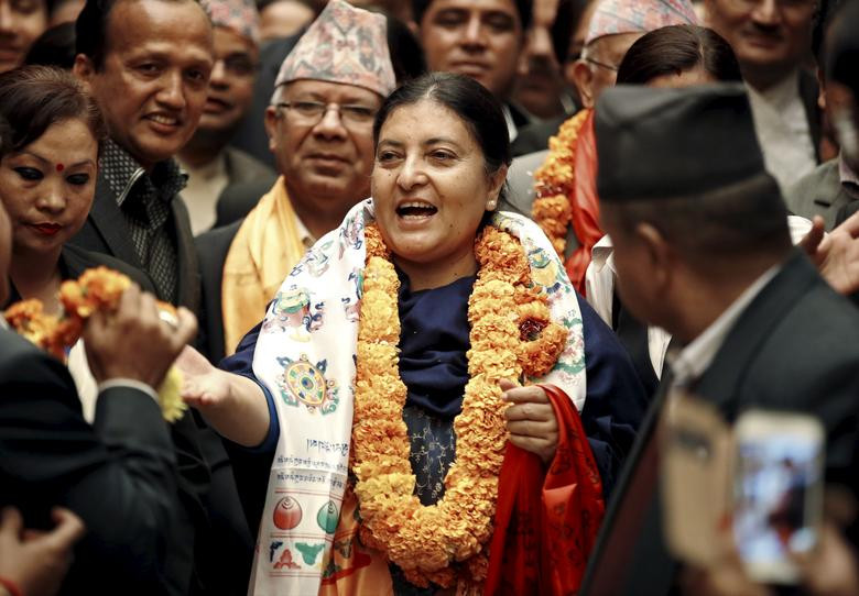 Bà Bidhya Devi Bhandari, 58 tuổi, là người phụ nữ đầu tiên đảm nhiệm chức vụ Tổng thống Nepal. Bà lên nắm quyền từ tháng 10/2015.