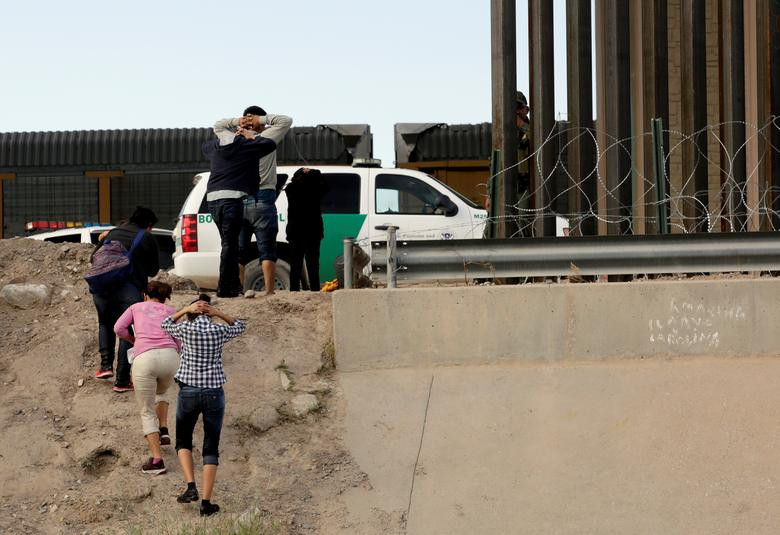 Các di dân tiến về phía lực lượng biên phòng Mỹ sau khi bơi qua sông Rio Grande ngày 11/6.