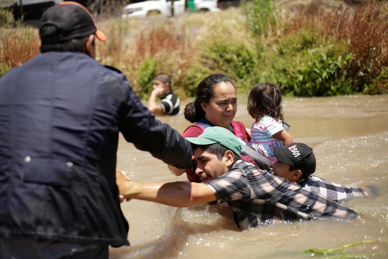 Dù biết nguy hiểm và có thể mất mạng nhưng hàng nghìn người di cư vẫn tiếp cận khu vực biên giới Mỹ - Mexico để tìm đường vượt biên trái phép.