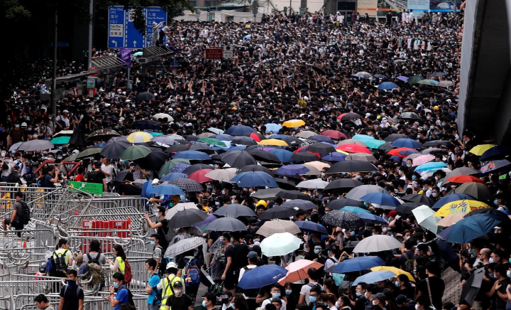 Trước sức ép từ cuộc biểu tình, theo thông tin mới nhất, Hội đồng Lập pháp Hong Kong sẽ hoãn cuộc họp dự kiến diễn ra vào lúc 11 giờ sáng 12/6 (giờ địa phương). Chủ tịch Hội đồng Lập pháp sẽ công bố thời gian cuộc họp sau. Theo kế hoạch, cuộc họp sẽ thảo luận thêm về dự luật dẫn độ đang gây tranh cãi tại Hong Kong.