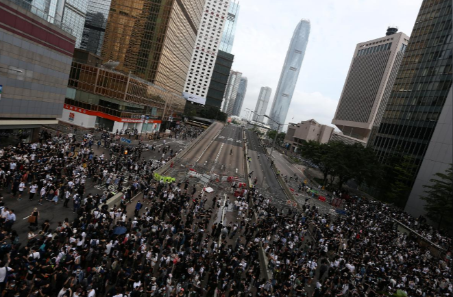 Trong một thông cáo, chính quyền cho biết tất cả lối vào văn phòng chính quyền ở khu Admiralty đều bị đóng cửa do tắc nghẽn nghiêm trọng, và các công chức không cần đến cơ quan vào thời điểm này.