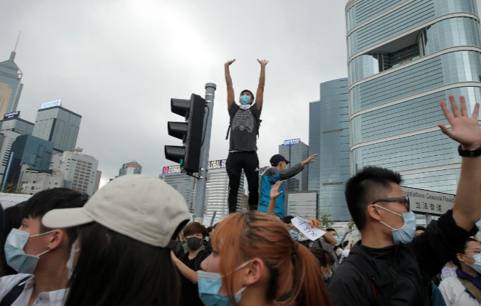 Những người tham gia cuộc biểu tình tập trung tại một địa điểm ở Hong Kong sáng 12/6.