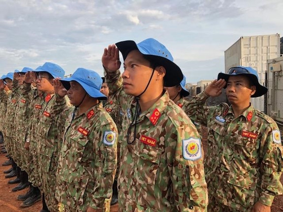Theo báo Quân đội Nhân dân, gần đây nhất, Việt Nam đã tiếp nhận cương vị Chủ tịch Hiệp hội các trung tâm GGHB châu Á-Thái Bình Dương (AAPTC) năm 2020 từ Thái Lan và sẽ đăng cai tổ chức Hội nghị AAPTC vào năm 2020. Đây là cơ hội để Việt Nam khẳng định và nâng cao vai trò, vị thế quốc tế, đóng góp thiết thực vào hoạt động GGHB LHQ. Ảnh: Các thành viên Bệnh viện Dã chiến cấp 2 số 1 trong lễ chào cờ tại đơn vị ở Bentiu, Nam Sudan. Ảnh: QĐND. 