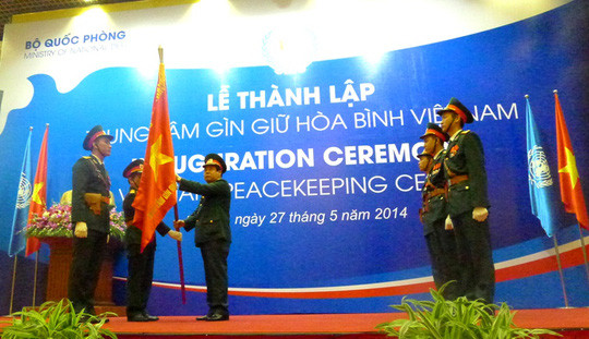 Cách đây 5 năm, vào ngày 27/5/2014, lễ thành lập Trung tâm Gìn giữ hòa bình Việt Nam và lễ xuất quân tiễn hai sĩ quan Việt Nam đầu tiên làm nhiệm vụ gìn giữ hòa bình của Liên Hợp Quốc (LHQ) là Trung tá Mạc Đức Trọng và Trung tá Trần Nam Ngạn đã diễn ra tại Hà Nội. Hai sĩ quan mũ nồi xanh Việt Nam đã lên đường vào đầu tháng 6/2014 với nhiệm vụ là sĩ quan liên lạc tại Phái bộ gìn giữ hòa bình của LHQ ở Nam Sudan. Ảnh: Báo Người Lao Động. 