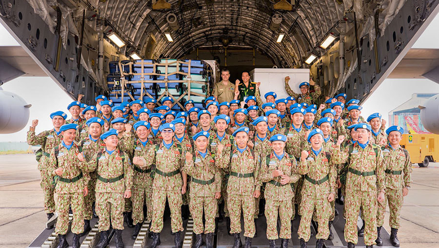 Kể từ đó, số lượng cán bộ, sĩ quan được Việt Nam cử đi tham gia hoạt động gìn giữ hòa bình Liên Hợp Quốc (GGHB LHQ) liên tục gia tăng cả về số lượng và lĩnh vực, nhiệm vụ tham gia. Ảnh: Vietnamnet. 