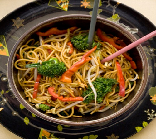 Người dân Hong Kong thường ăn mỳ vào ngày sinh nhật với hy vọng sẽ sống thọ và gặp nhiều may mắn trong cuộc sống. Ảnh: AG.