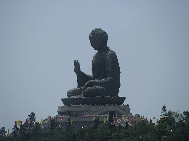 Một trong những bức tượng Phật ngồi lớn nhất thế giới "tọa lạc" trên đảo Lantau, Hong Kong. Ảnh: FF.