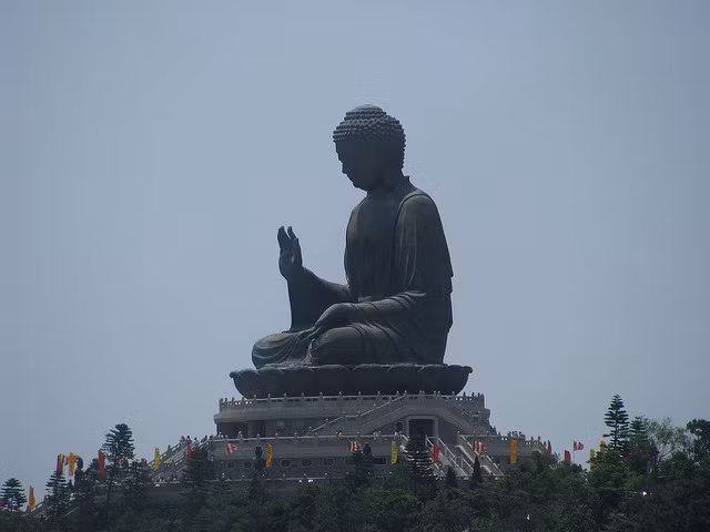 Một trong những bức tượng Phật ngồi lớn nhất thế giới "tọa lạc" trên đảo Lantau, Hong Kong. Ảnh: FF.