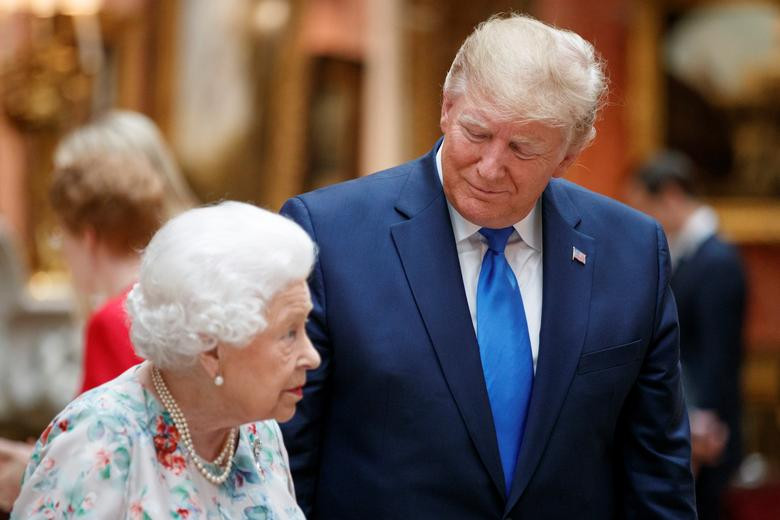 Tổng thống Trump trò chuyện với Nữ hoàng Anh tại Cung điện Buckingham trước khi dự quốc yến. Ảnh: Reuters.