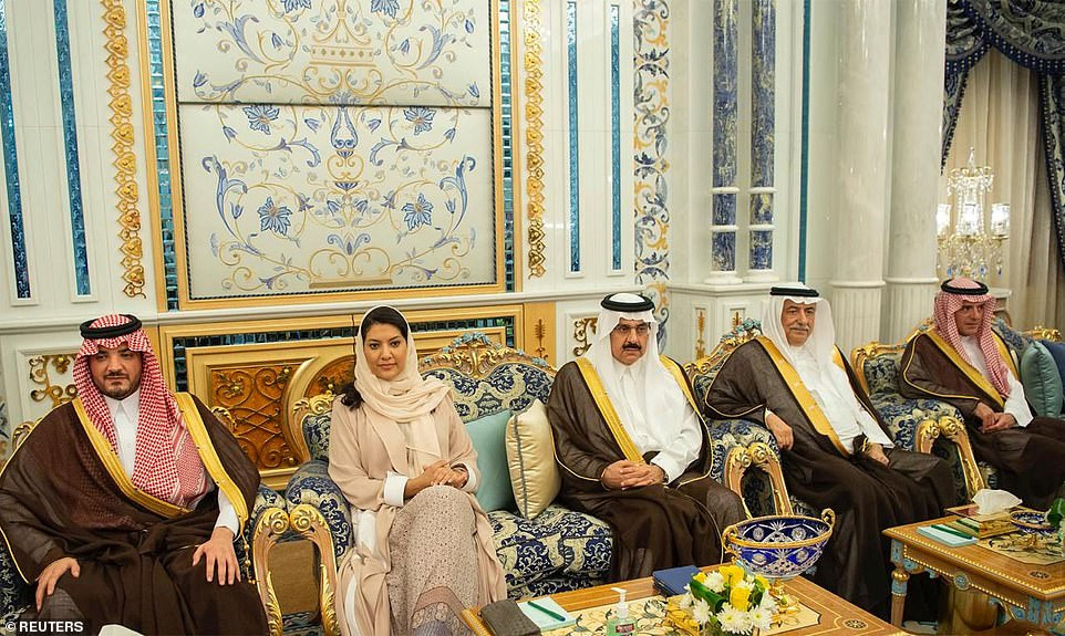 Các quan chức Saudi Arabia có mặt tại cung điện Al Salam khi Ngoại trưởng Pompeo hội đàm với Quốc vương.