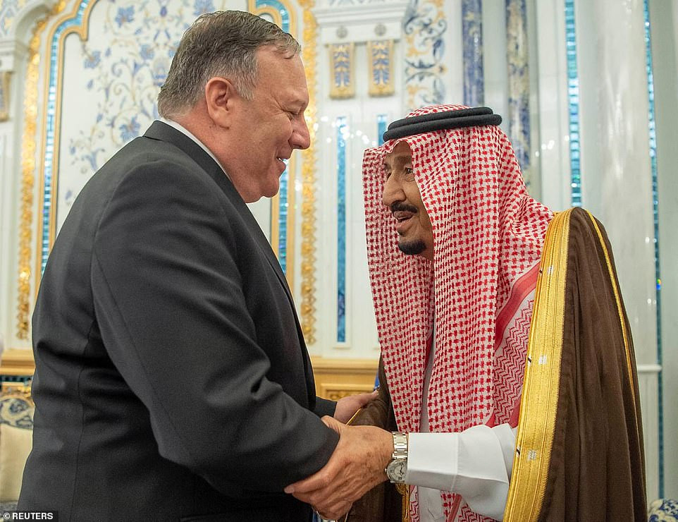 Quốc vương Salman bắt tay Ngoại trưởng Mike Pompeo tại Cung điện Al Salam ngày 24/6.