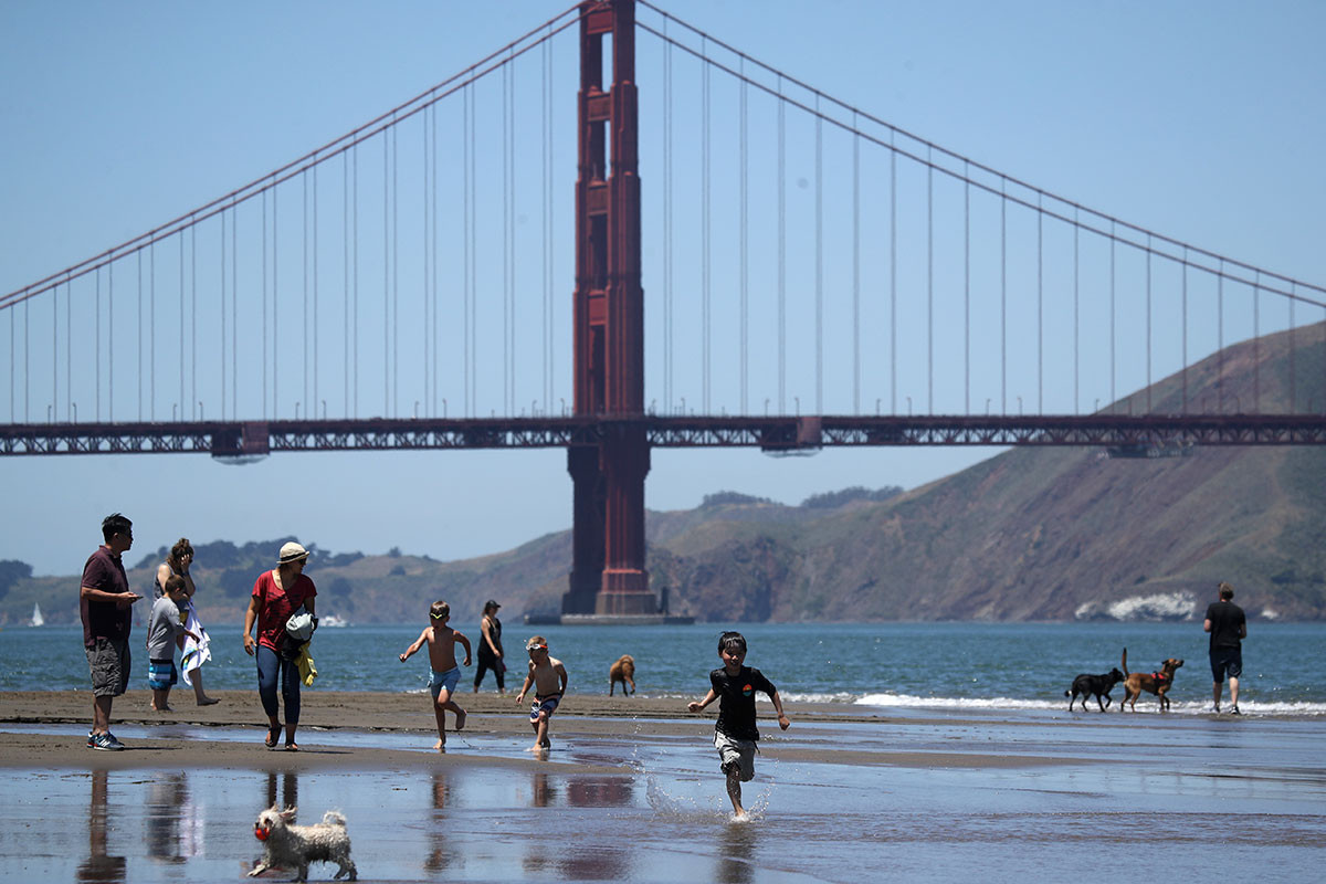 Mỹ cũng đang trải qua những ngày hè nóng nực. Tại khu vực vịnh San Francisco, nhiệt độ cao kỷ lục được ghi nhận trong ba ngày liên tiếp. Ảnh: Mọi người đổ ra bãi biển Crissy Field East ở San Francisco tránh nóng. Ảnh: AJ.