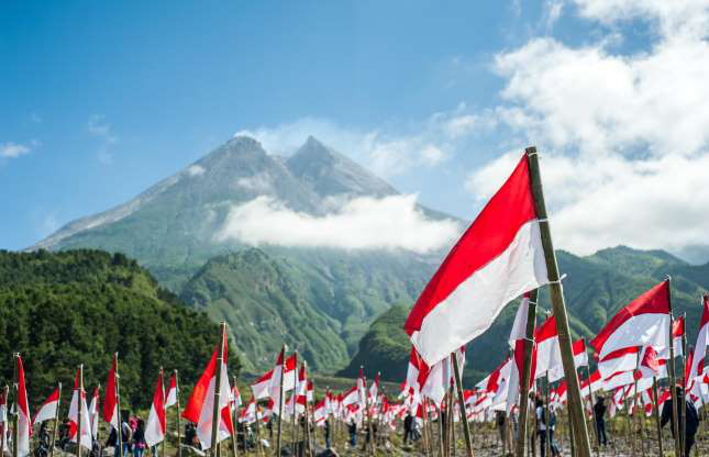 Quốc kỳ Indonesia. Mặc dù có thiết kể khá đơn giản so với những lá cờ kác, nhưng quốc kỳ Indonesia cũng chứa đựng những câu chuyện đằng sau. Hai màu đỏ và trắng được cho là tạo ra bởi những người đấu tranh vì tự do Indonesia, trong cuộc đấu tranh chống lại Hà Lan, họ đã xé bỏ đường kẻ màu xanh trên lá cờ 3 màu của Hà Lan. Một câu chuyện khác lại cho rằng, màu sắc của lá cờ tượng trưng cho đế chế Majapahit trên đảo Java thế kỷ 14.