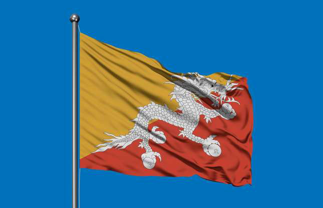 Quốc kỳ Bhutan: Là sự kết hợp giữa màu vàng của vương quyền và màu cam của Phật giáo. Con rồng trắng Druk nằm ở giữa hai màu vàng và cam, tượng trưng cho tầm quan trọng của cả vương quyền và Phật giáo. Rồng Duk màu trắng là nhắm nhấn mạnh sự thuần khiết của con người, trong khi những món đồ trang sức mà nó mang, tượng trưng cho sự giàu có và an ninh cả Bhutan.