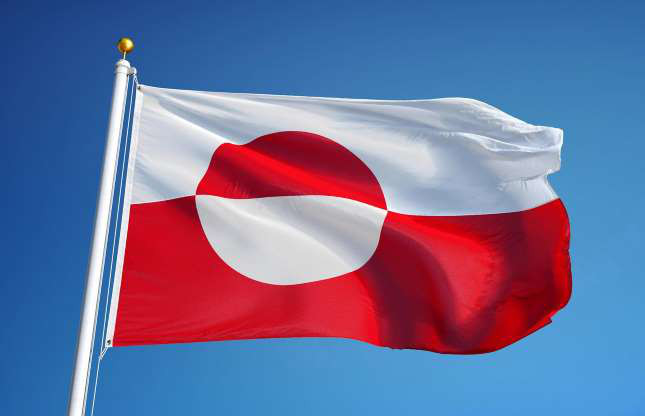 Greenland là quốc gia Bắc Âu duy nhất không có biểu tượng Thánh giá trên quốc kỳ. Màu sắc dựa trên quốc kỳ Đan Mạch (Greenland là quốc gia tự trị nằm trong Vương Quốc Đan Mạch) và được thiết kế để biểu tượng cho hình ảnh Mặt trời mọc trên những đại dương toàn các núi bằng và dòng sông băng.