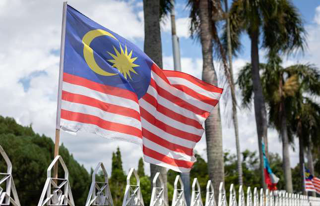 Quốc kỳ Malaysia có tên gọi là Jalur Gemilang, lần đầu tiên được sử dụng năm 1963. Lá cờ gồm 14 đường kẻ trắng và đỏ, cùng một khối chữ nhật màu xanh ở góc trên bên trái với hình lưỡi liềm và ngôi sao 14 cánh. Các đường kẻ ngang đại diện cho 13 bang và lãnh thổ liên bang của Malaysia và ngôi sao 14 cánh tượng trưng cho sự đoàn kết giữa các vùng của Malaysia. Biểu tượng lưỡi liềm có mối liên hệ với Hồi giáo, tôn giáo chính thức của Malaysia, còn màu vàng tượng trưng cho màu sắc hoàng gia Malay.