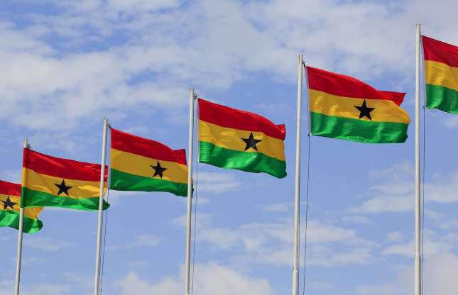 Ghana là quốc gia thứ 2 ở châu Phi sau Ethiopia sử dụng các màu đỏ, vàng và xanh của phong trào liên châu Phi trên quốc kỳ. Lá cờ của Ghana tượng trưng cho cuộc đấu tranh giành độc lâp, sự giàu có các nguồn khoáng sản và các khu rừng nhiệt đới. Ngôi sao màu đen là biểu tượng giải phóng châu Phi. Đội tuyển bóng đá quốc gia Ghana có biệt danh Những ngôi sao đen cũng chính là từ biểu tượng trên quốc kỳ.