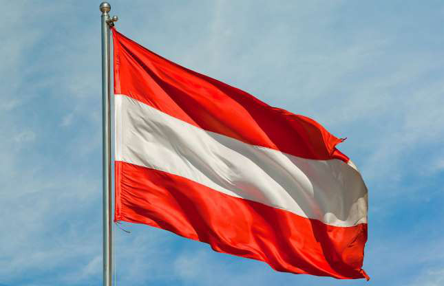 Quốc kỳ Áo: Theo truyền thuyết, lá cờ này đã được thiết kế bởi Leopold V, Công tước của Áo (1157-1194). Nhưng trên thực tế, lá cờ này được thiết kế vào thế kỉ 13 bởi Frederick II, Công tước của Áo. Ông là người đã mang lại độc lập cho nước Áo từ Đế chế La Mã. Tuy nhiên, lá cờ đỏ và trắng này chỉ trở thành quốc kỳ Áo vào năm 1919.