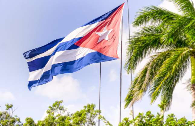 Quốc kỳ Cuba chính thức được sử dụng từ năm 1902. Lá cờ được tạo ra năm 1849, bởi Tướng Narciso Lopez, người bị buộc phải sống lưu vong vì ủng hộ phong trào chấm dứt sự cai trị của Tây Ban Nha. Ông được đưa tới New York, nơi nhà thơ Miguel Teurbe Tolon đã giúp ông thiết kế lá cờ dựa trên tầm nhìn của Lopez về một đất nước Cuba độc lập. Ba đường kẻ xanh tượng trưng cho 3 cơ quan chính quyền ở Cuba thời đó, còn các đường kẻ trằng tượng trưng cho sự thuần khiết và hình tam giác màu đỏ là sự dũng cảm, còn ngôi sao tượng trưng cho một nhà nước mới được thành lập.