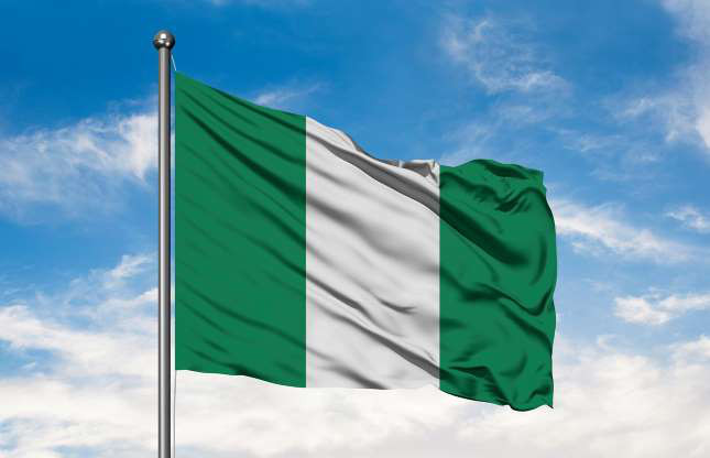 Quốc kỳ Nigeria: Quốc gia châu Phi này tổ chức cuộc thi thiết kế quốc kỳ năm 1959 và người giành chiến thắng là một sinh viên 23 tuổi. Lá cờ màu trắng xanh này lần đầu tiên được sửu dụng vào ngày 1/10/1960, khi Nigeria được công nhận độc lập từ Anh. Các khối kẻ xanh tượng trưng cho sự giàu có về các loài thực vật cũng như ngành nông nghiệp, còn khối màu trắng tượng trưng cho khát vọng hòa bình.