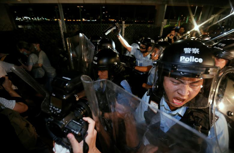 "Dự luật này là mối đe dọa nguy hiểm đối với quyền tự do và cuộc sống của chúng ta kể từ năm 1997, khi Anh trao trả lại Hong Kong cho Trung Quốc", tờ Wall Street Jourrnal dẫn lời nhà hoạt động Martin Lee.