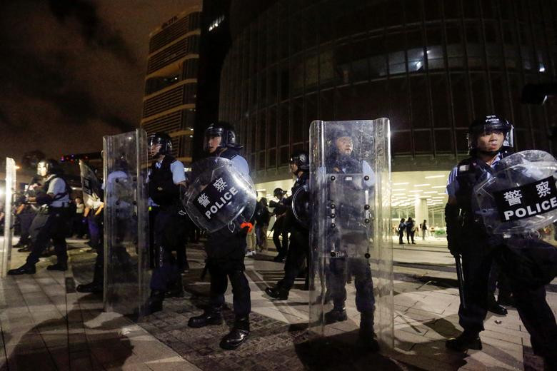 "Dự luật này nguy hiểm không chỉ đối với các nhà hoạt động. Chúng tôi không phải là nhà hoạt động. Ngay cả khi là công dân bình thường, thì chúng tôi cũng không thể đứng nhìn Trung Quốc làm xói mòn tự do của chúng tôi", ông Lee Kin Long, 46 tuổi, cho biết.