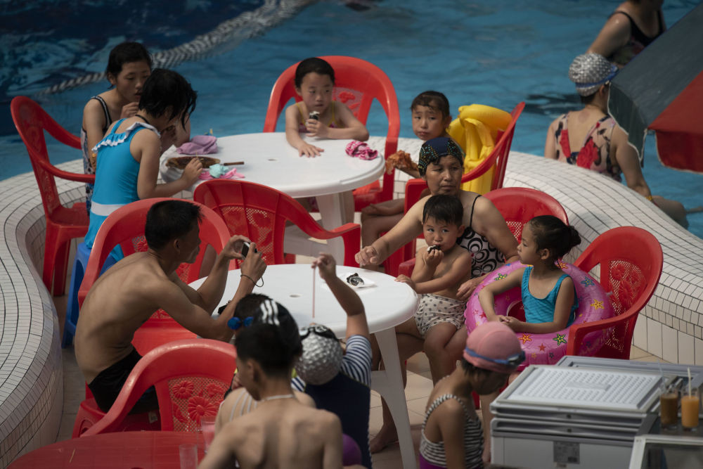 Các gia đình đưa con em họ đi bơi tránh nóng ở Công viên nước Munsu.