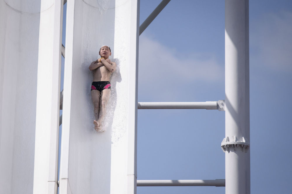 Trò chơi trượt nước trong công viên ở Bình Nhưỡng thu hút khá nhiều người tham gia mỗi dịp hè đến.