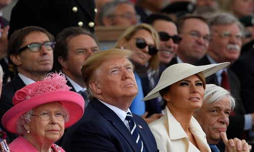 Ngày 5/6, Tổng thốngTrump đã cùng Nữ hoàng Anh Elizabeth II, Thủ tướng Anh Theresa May, lãnh đạo 14 quốc gia khác và hàng chục nghìn người dân tham dự Lễ kỷ niệm 75 năm ngày quân Đồng minh đổ bộ vào bãi biển Normandy (6/6/1944 - 6/6/2019) được tổ chức tại thành phố Portsmouth. Ảnh: Reuters.